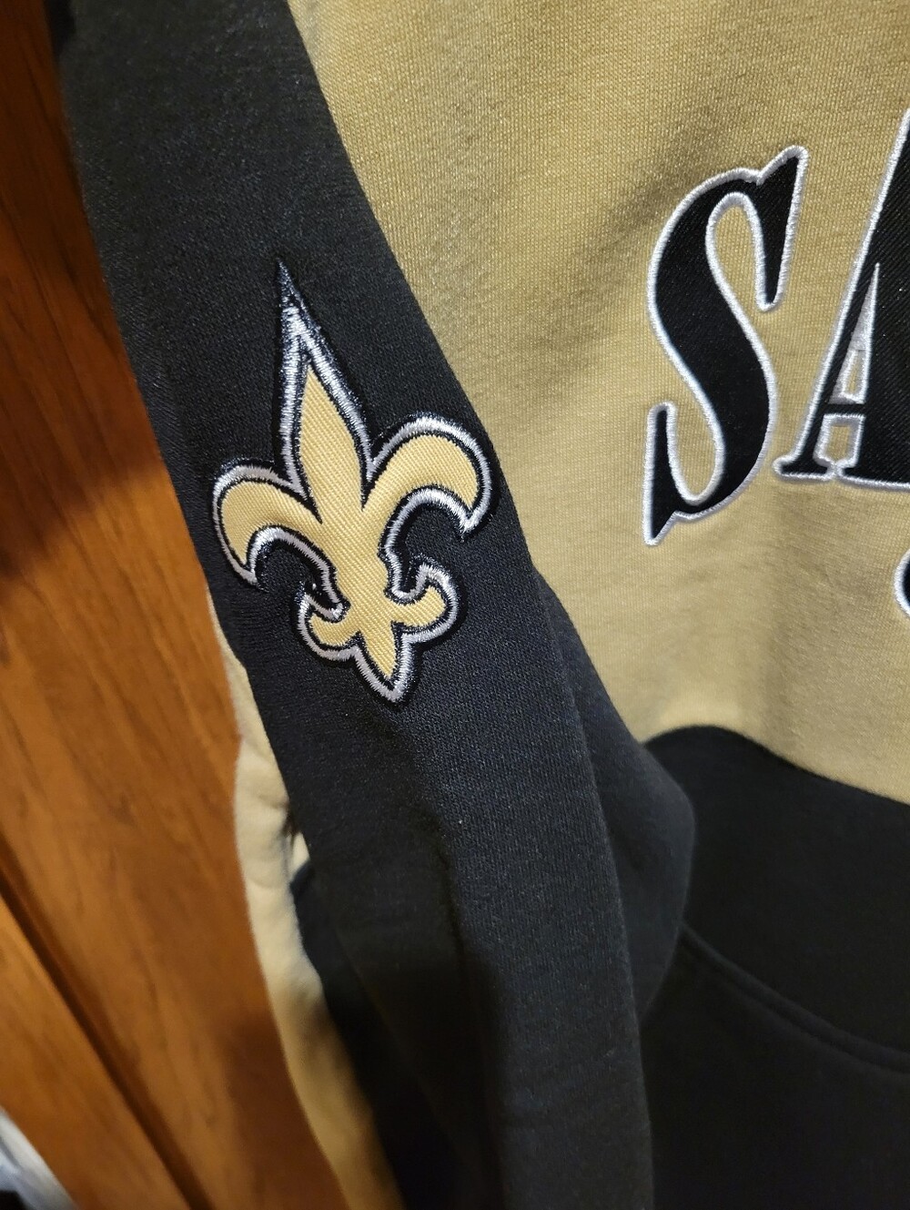 NWT New Orlean Saints Football Hoodie. Youth 14-16 - Picture 4 of 8